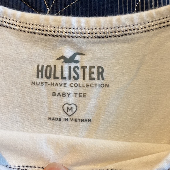 Hollister Baby Tee size Medium Great Condition - Picture 2 of 3